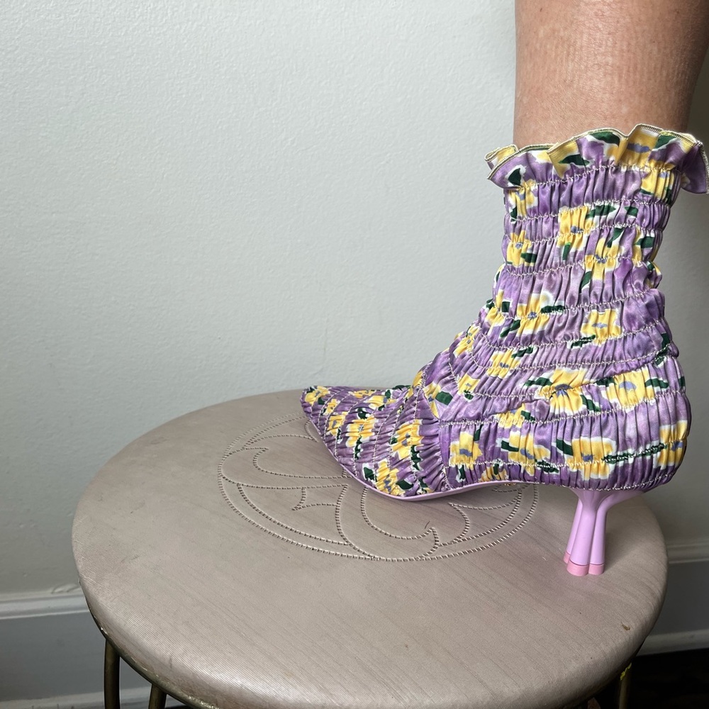 Amy Crookes boots / new